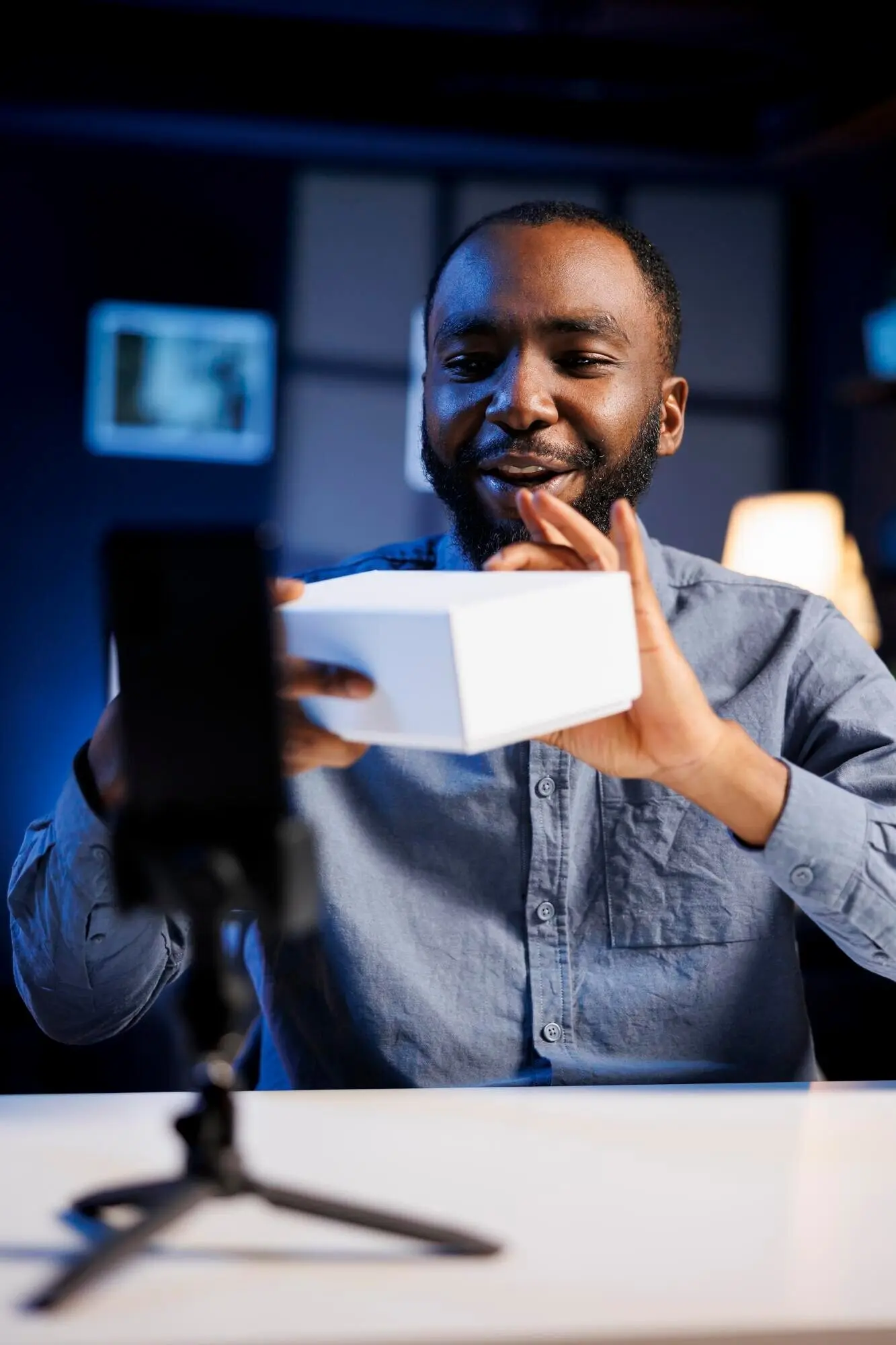 Интернет-звезда в студии записывает обзор.